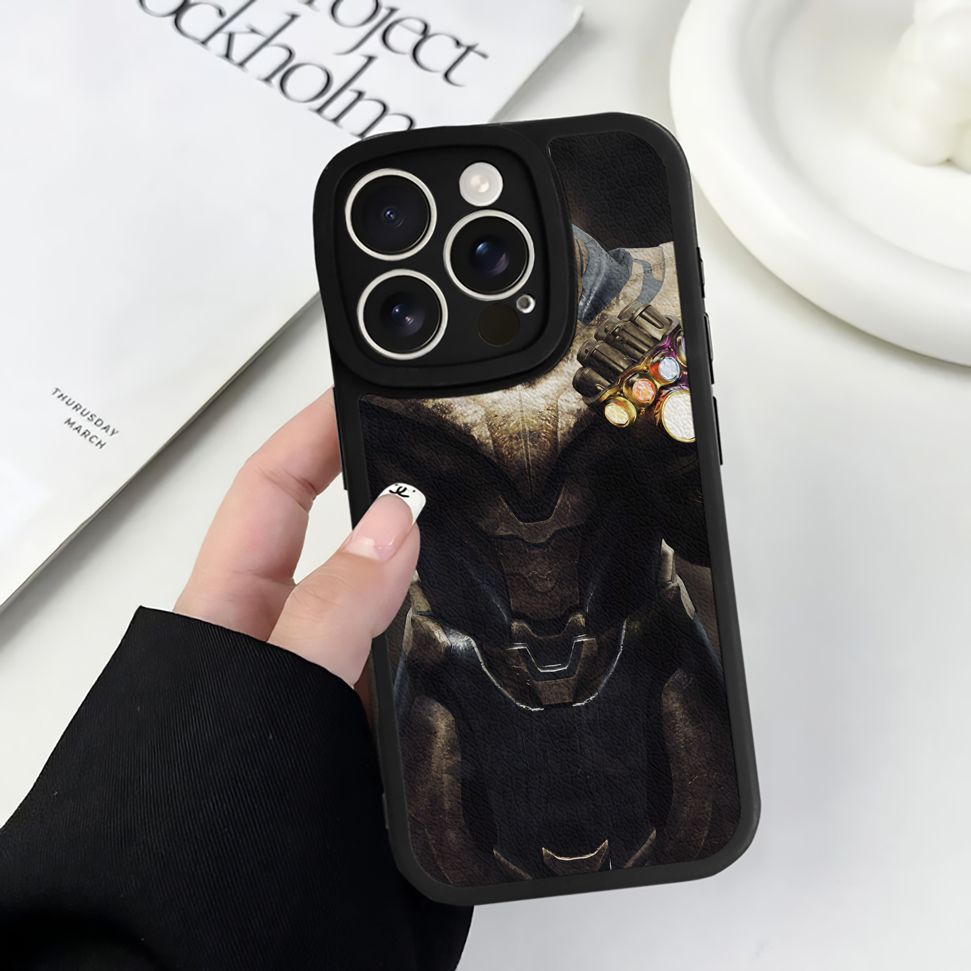 （画像用） アベンジャーズ The Avengers 【iPhone 16シリーズ対応】シリコンスマホケース（レザー調） 材質：シリコン